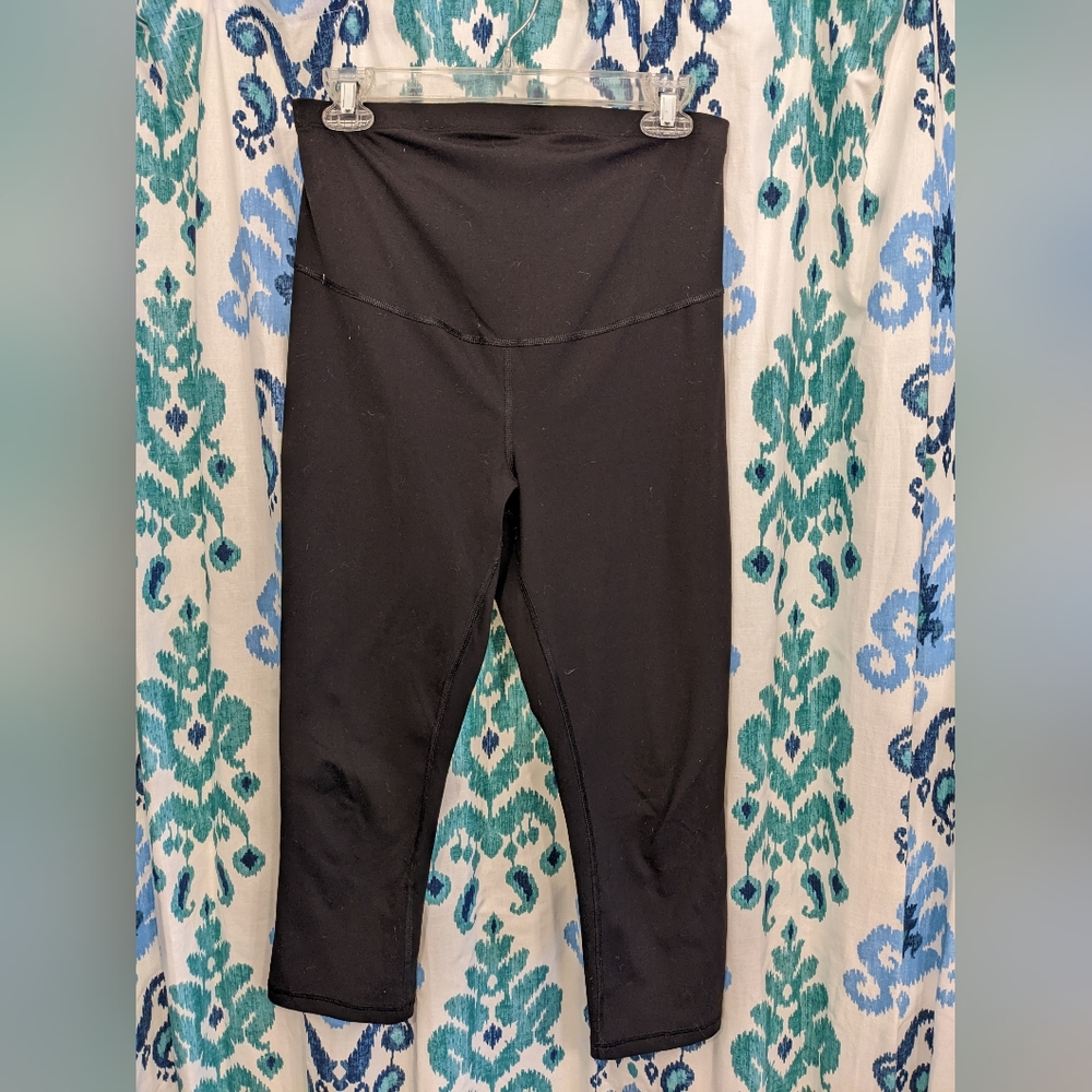 Old Navy Active maternity elevate capri leggings